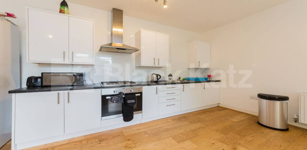 Fantastic spacious three bed mins to tube and shops  Hillmarton Road, Caledonian Road